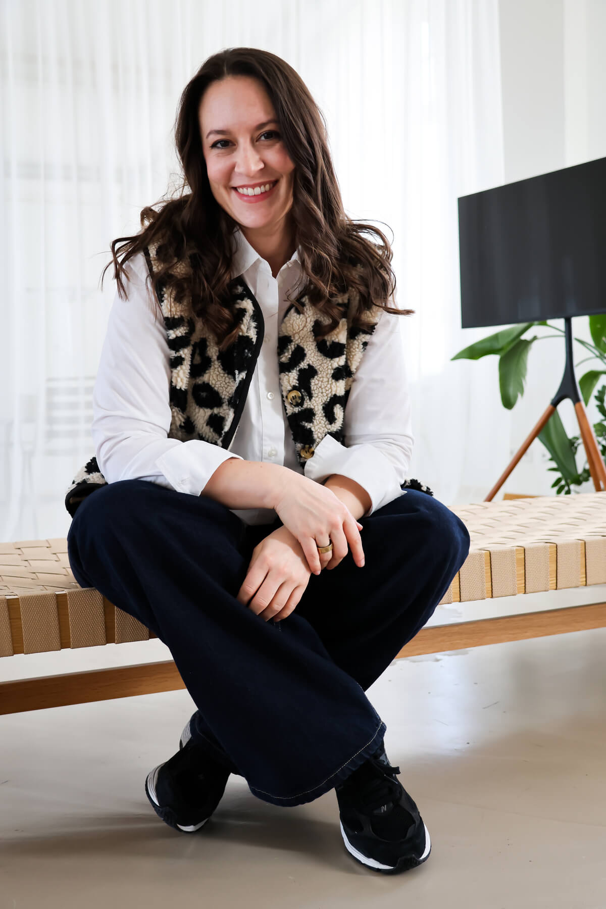 Steph sitzt auf Bank und lächelt in die Kamera | Steph Reinhardt